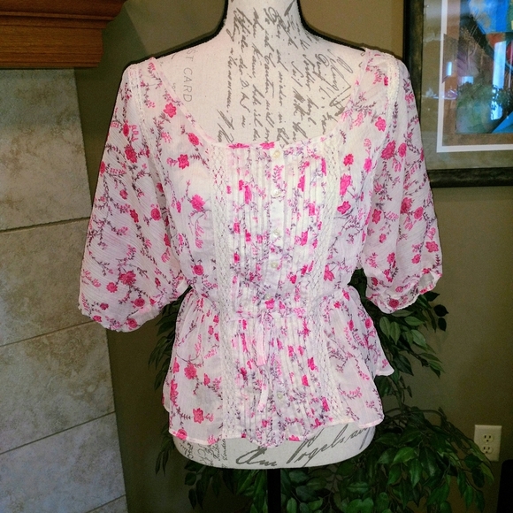 Guess Shirt Size Medium Pink Cream Floral! - Picture 3 of 16